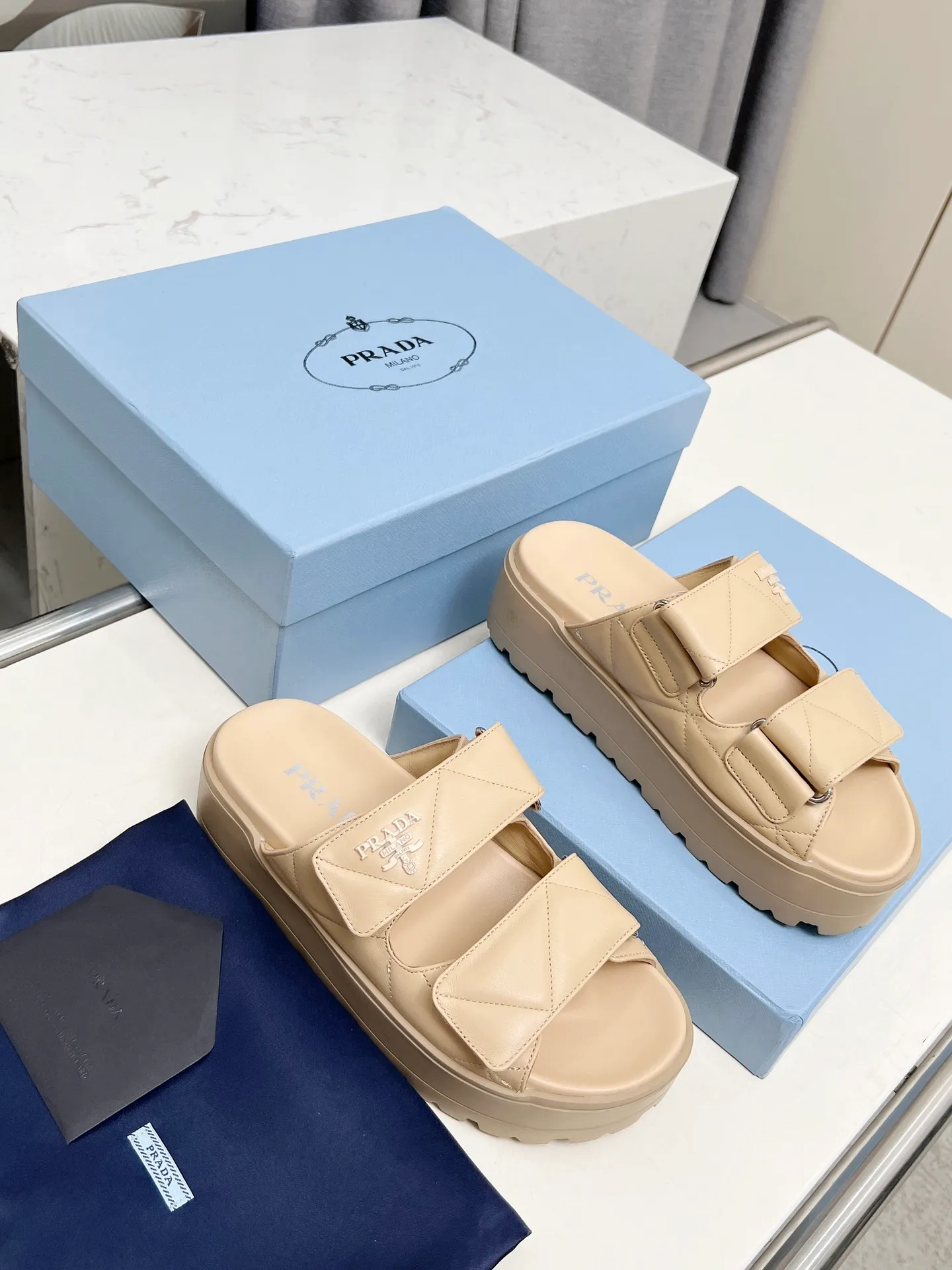 👟👟Ex-factory price 500👟👟 🌸Prada 2025 spring and summer new slippers 💫Velcro sandals The latest catwalk model, classic upgrades, comfort and fashionability coexist. Every color combination looks good, and the design matches different style needs ✅Upper: original customized cowhide ✅Inner lining: original customized sheepskin lining, cowhide feet ✅Outsole: Original molded anti-slip outsole ✅Number of codes: 35-40 (41 customized, non-refundable and non-exchangeable)